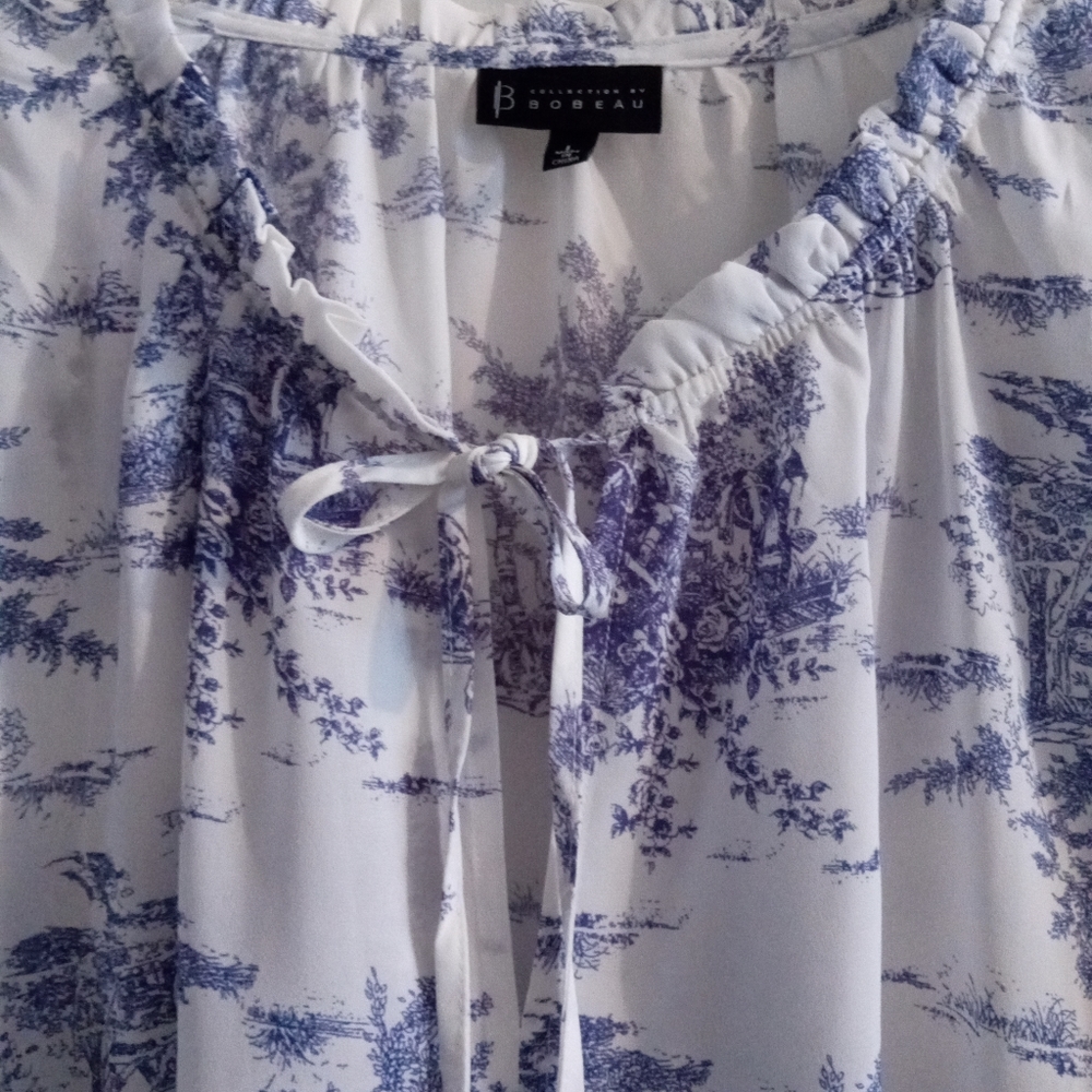 Blouse with V neck & A tie at neckline